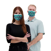 Load image into Gallery viewer, Kasvomaski Type IIR Juicy Maskeilukilpailun voittaja pariskunnan päällä